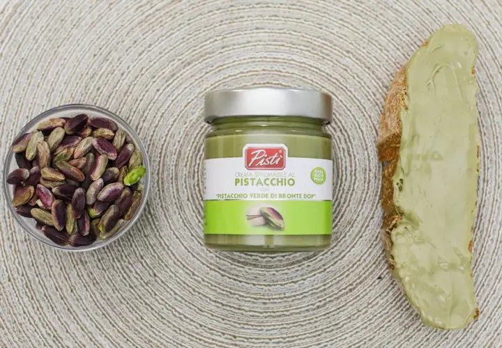 Crema spalmabile al pistacchio, un piacere da gustare quando si raccoglie il pistacchio, con pistacchi verdi di Bronte DOP.