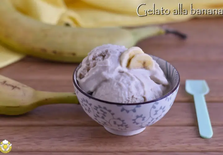 Delizioso gelato alla banana e yogurt, preparato senza gelatiera. Perfetto per un dessert fresco e salutare.