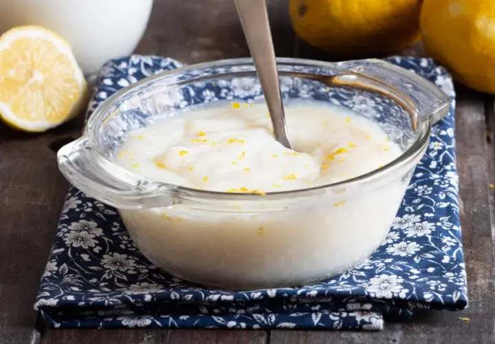 Crema pasticcera senza uova, soffice e profumata, guarnita con scorza di limone. Perfetta per farcire dolci o gustare al cucchiaio.