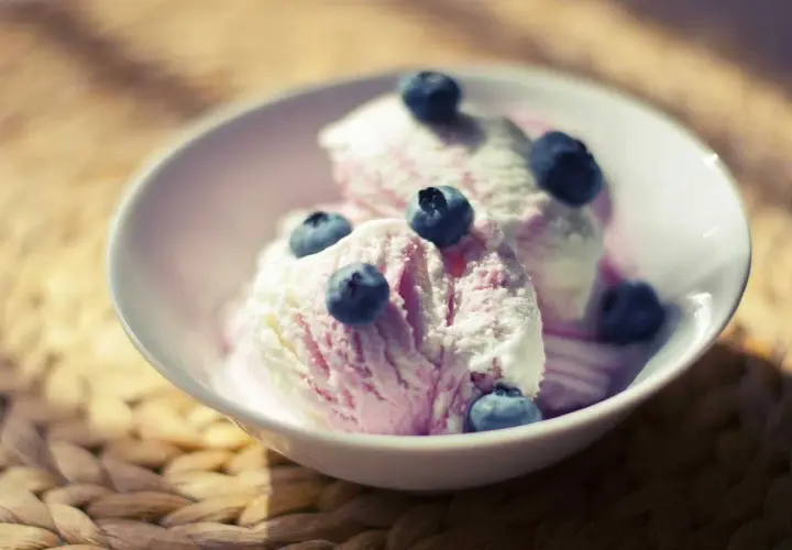 Coppette di gelato alla vaniglia e frutti di bosco, guarnite con mirtilli freschi. Anche se il gelato scongelato si può ricongelare, questo è troppo invitante per aspettare!