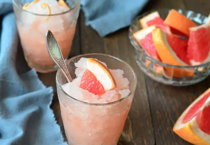 Granita al pompelmo, perfetta per scoprire come fare la granita in casa. Fresca e dissetante, con fette di pompelmo e scorza d'arancia.