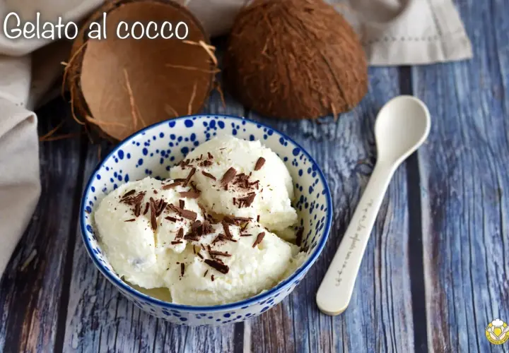 Delizioso gelato al cocco fatto in casa con gelatiera, guarnito con scaglie di cioccolato.