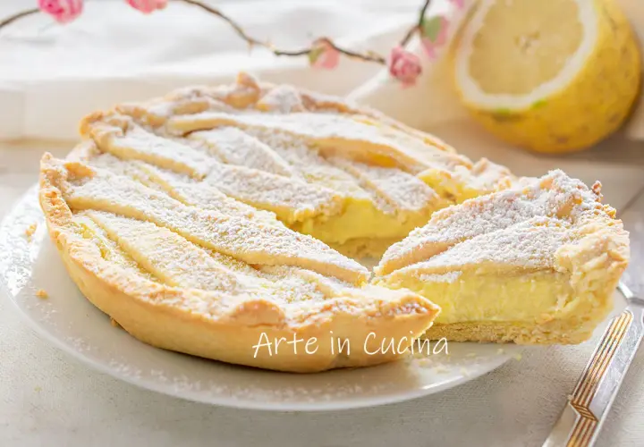 Deliziosa babbaiola Posillipo, una crostata con crema gialla e scorza di limone, spolverata di zucchero a velo.