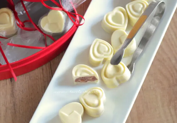 Cuori di cioccolato fatto in casa con cacao, ripieni e pronti per essere gustati.