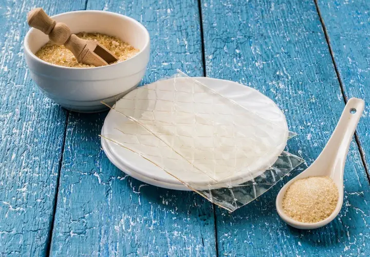 Fogli di gelatina e zucchero di canna. Per sostituire colla di pesce con amido di mais quantità, considera questi ingredienti.