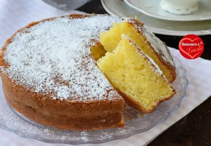 Torta semplice e veloce, soffice e profumata, spolverata di zucchero a velo. Perfetta per ogni momento della giornata.