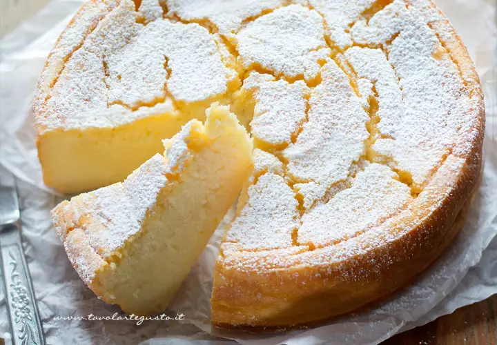 Torta soffice e dorata, cosparsa di zucchero a velo. Si può usare la panna da cucina nei dolci per renderli ancora più golosi.