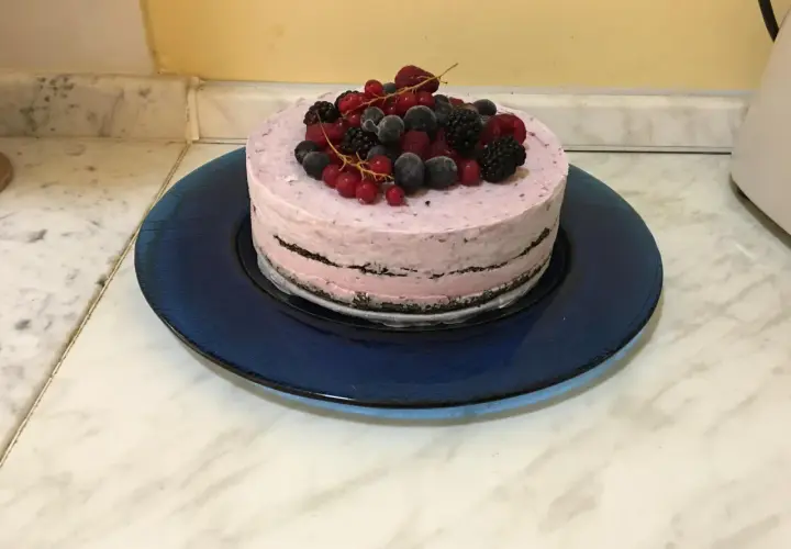 Torta gelato con base di biscotti secchi, guarnita con frutti di bosco freschi e congelati.