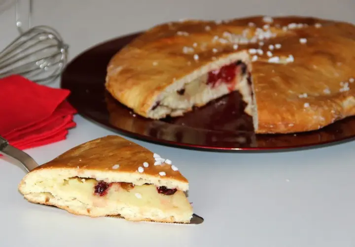 Una fetta di polacca aversana, dolce ripieno di crema e ciliegie, pronta per essere gustata.