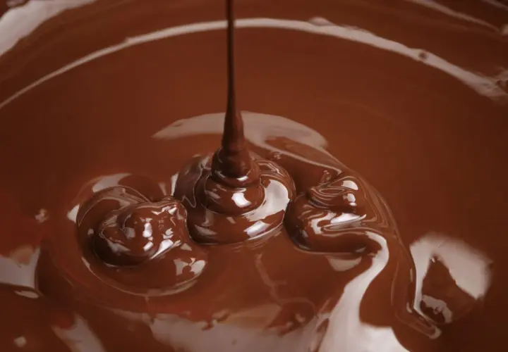 Cioccolato fuso che cola, un'immagine perfetta per spiegare come sciogliere il cioccolato nel microonde.