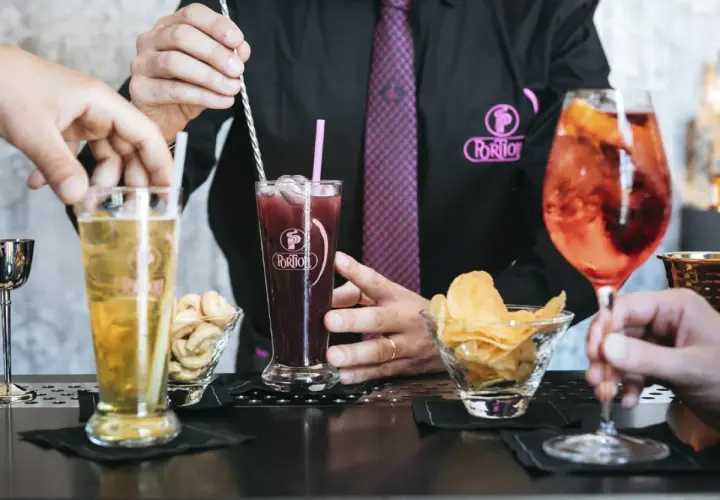 Un barista prepara una granita di caffè per bar, servita con stuzzichini.