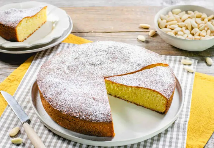 Torta soffice con farina di mandorle, spolverata di zucchero a velo, pronta per essere gustata.