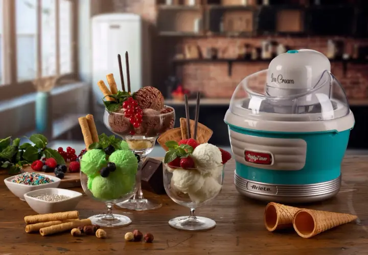 Gelatiera Ariete Party Time, pronta per creare deliziosi gelati con tante ricette. Coppe di gelato alla menta, cioccolato e vaniglia, guarnite con frutta fresca e cialde.