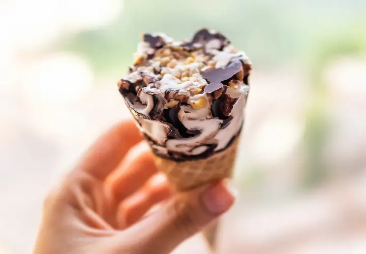 Cono gelato con panna, cioccolato e nocciole. Attenzione, il gelato è lassativo!