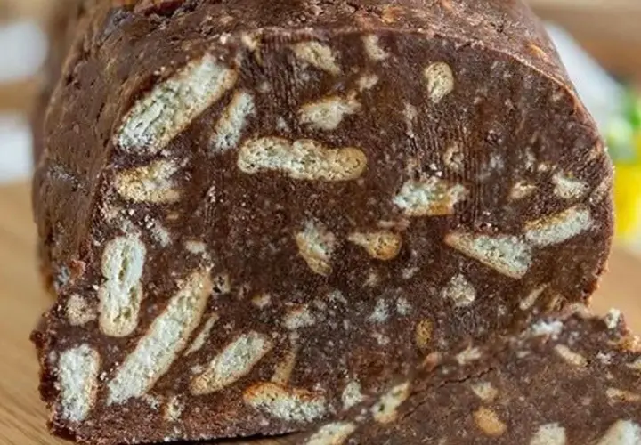 Fetta di salame al cioccolato, un dolce goloso con biscotti sbriciolati immersi in una crema al cacao.