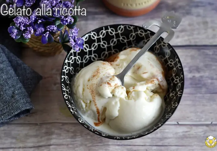 Gelato alla ricotta fatto in casa con gelatiera, servito in una ciotola con cannella.