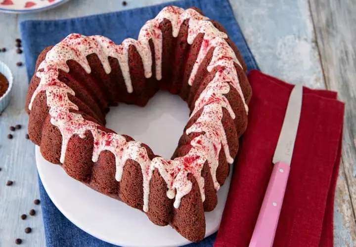 Cuore di torta barbabietola e cioccolato, glassato con panna bianca e spolverata di rosso. Perfetto per San Valentino.