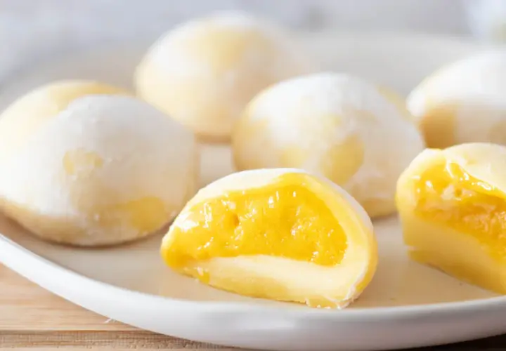 Mochi ripieni di crema gialla, una deliziosa ricetta da provare.
