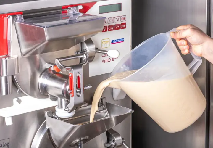 Versare la miscela in una mantecatrice professionale per imparare come si fa il gelato professionale.