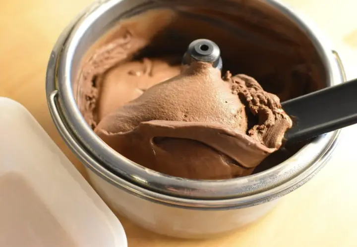 Gelato al cioccolato cremoso appena fatto con la gelatiera Koenig. Perfetto per le tue ricette!