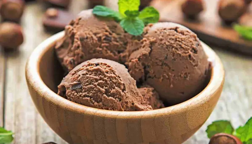 Coppette di gelato alla Nutella fatte in casa con il Bimby, guarnite con menta fresca e nocciole.