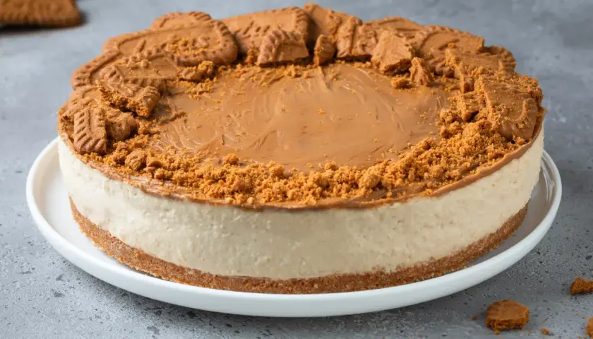 Una golosa torta Lotus, con crema e biscotti sbriciolati, pronta per essere gustata.