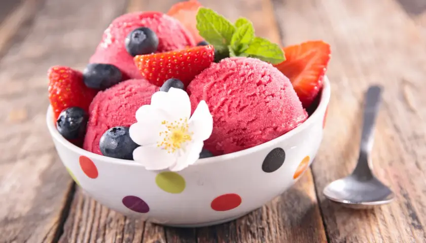 Un delizioso gelato alla fragola con mirtilli e fragole fresche, una gioia per tutti, anche per i celiaci.