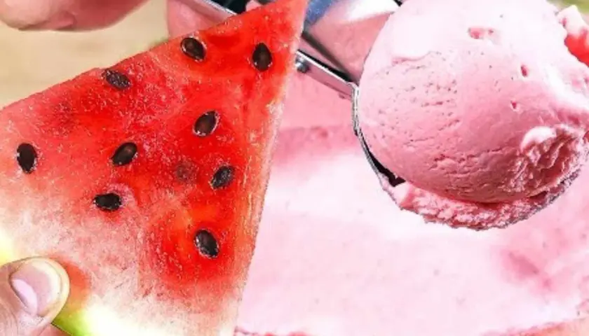 Una fetta di cocomero succoso accanto a una pallina di gelato al cocomero rosa, pronta per essere gustata.