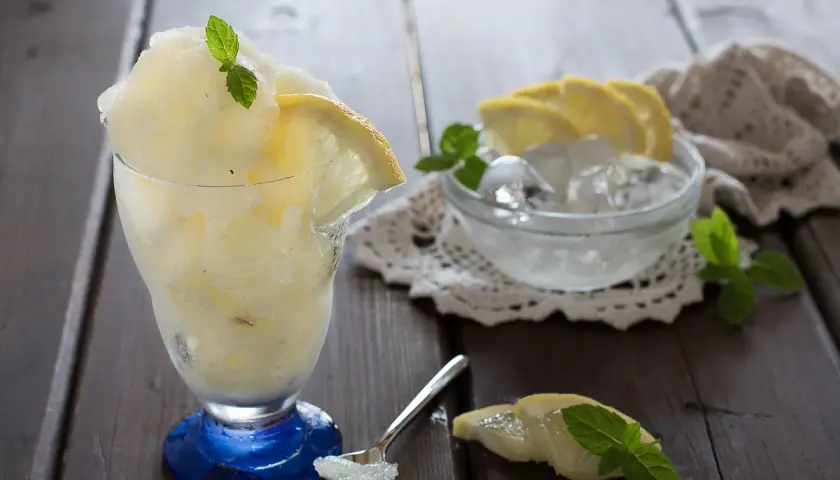 Sorbetto al limone fatto in casa, perfetto per rinfrescarsi. Ecco come conservare il sorbetto fatto in casa per gustarlo al meglio.