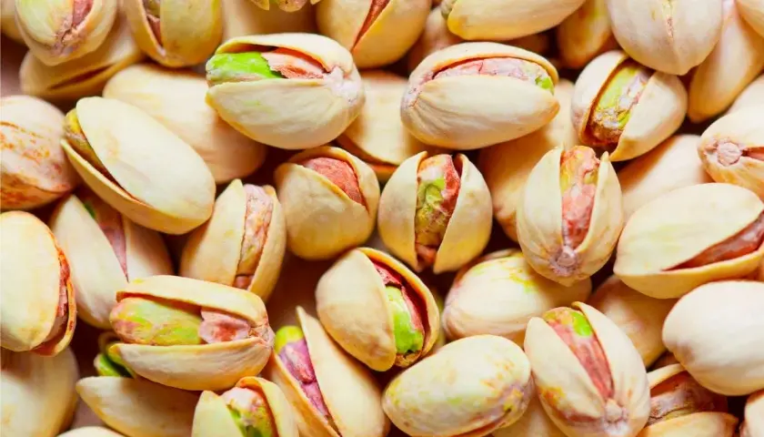 Un primo piano di pistacchi tostati, perfetti per un abbinamento con pistacchio in ricette dolci o salate.