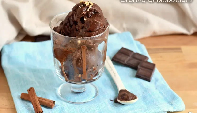 Granita al cioccolato catanese senza gelatiera, cremosa e golosa, servita in coppa con cioccolato fondente e cannella.