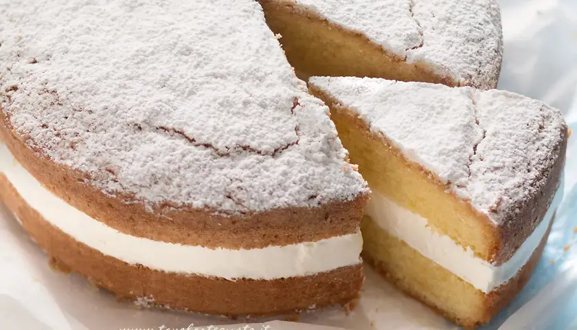 Torta Kinder Paradiso soffice e golosa, con pan di spagna e crema vellutata, spolverata di zucchero a velo.