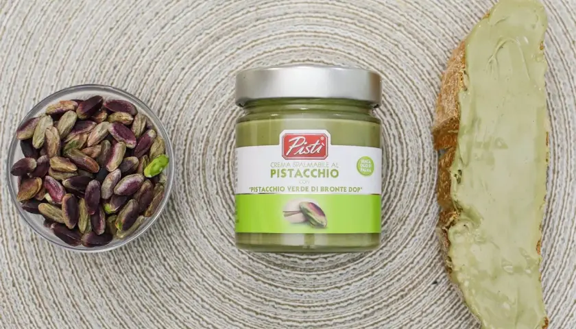 Crema spalmabile al pistacchio, un piacere da gustare quando si raccoglie il pistacchio, con pistacchi verdi di Bronte DOP.