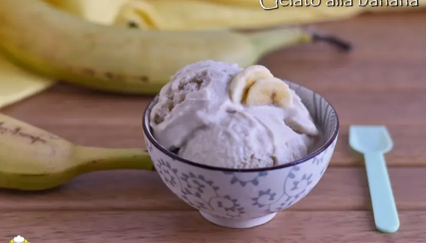 Delizioso gelato alla banana e yogurt, preparato senza gelatiera. Perfetto per un dessert fresco e salutare.