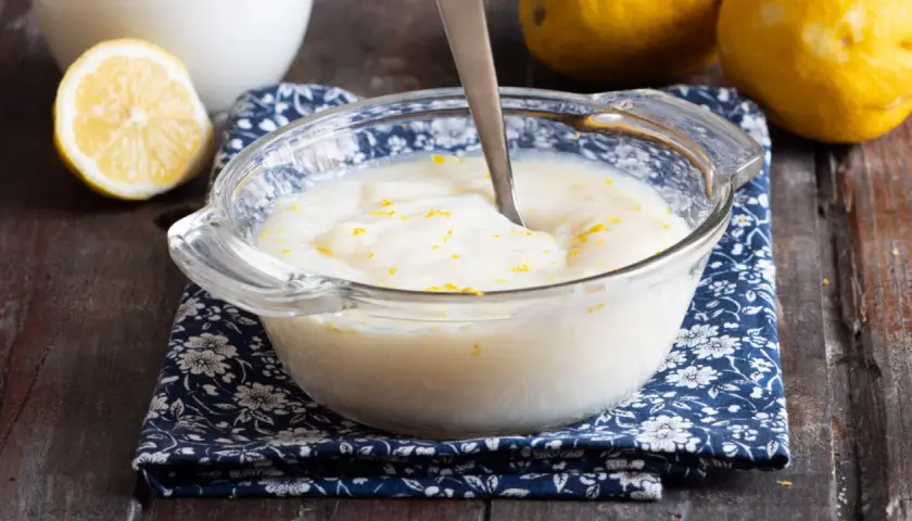 Crema pasticcera senza uova, soffice e profumata, guarnita con scorza di limone. Perfetta per farcire dolci o gustare al cucchiaio.