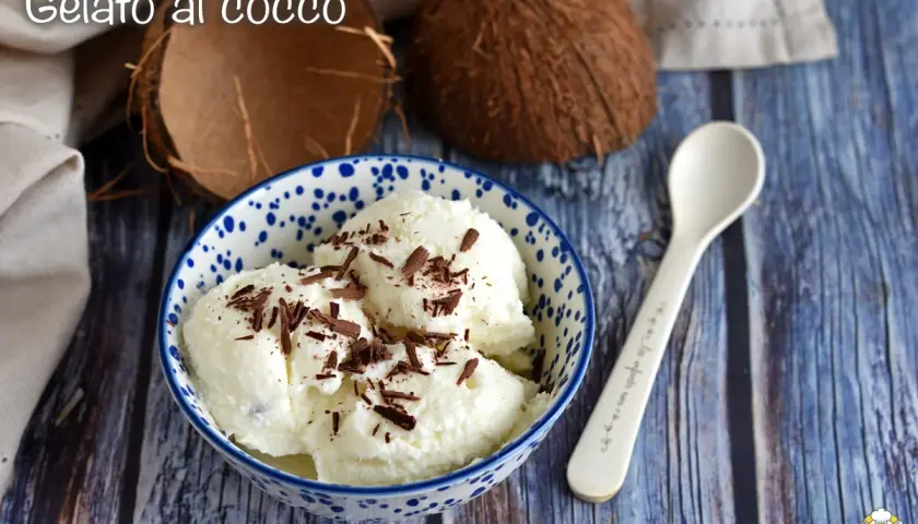 Delizioso gelato al cocco fatto in casa con gelatiera, guarnito con scaglie di cioccolato.