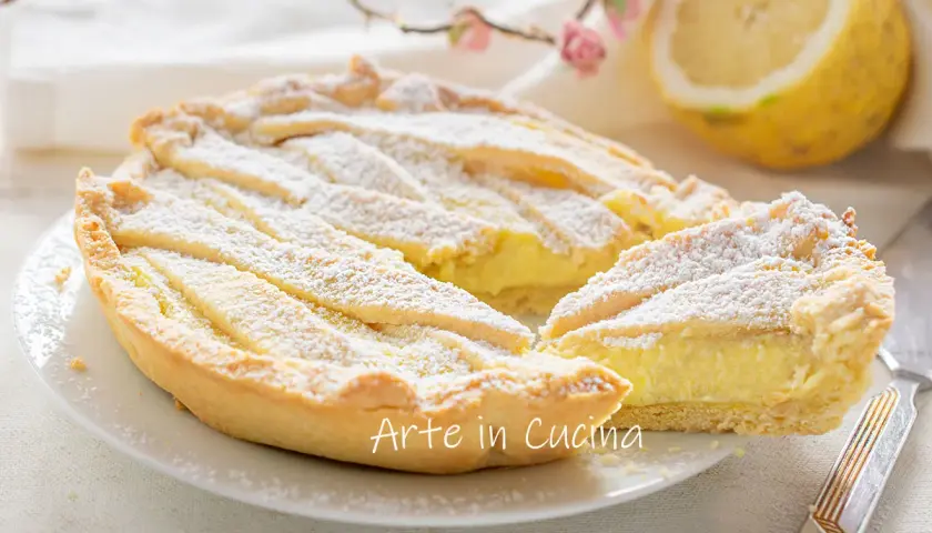 Deliziosa babbaiola Posillipo, una crostata con crema gialla e scorza di limone, spolverata di zucchero a velo.
