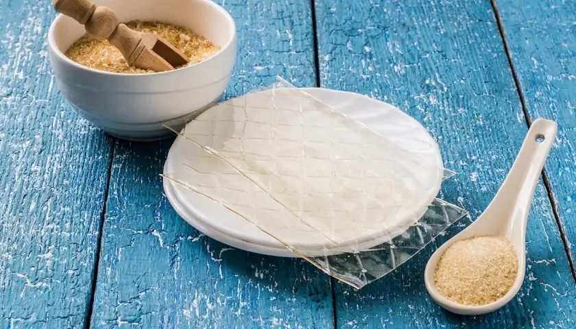 Fogli di gelatina e zucchero di canna. Per sostituire colla di pesce con amido di mais quantità, considera questi ingredienti.