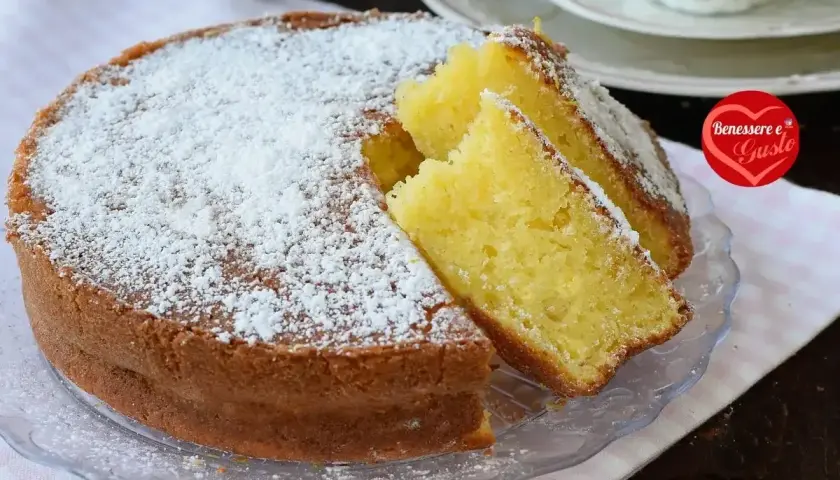 Torta semplice e veloce, soffice e profumata, spolverata di zucchero a velo. Perfetta per ogni momento della giornata.