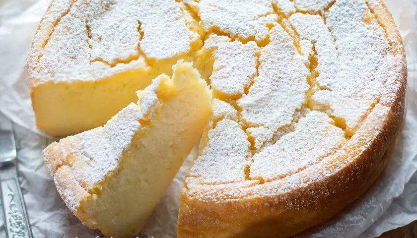 Torta soffice e dorata, cosparsa di zucchero a velo. Si può usare la panna da cucina nei dolci per renderli ancora più golosi.
