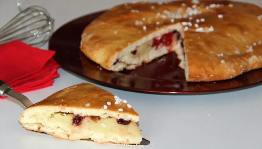 Una fetta di polacca aversana, dolce ripieno di crema e ciliegie, pronta per essere gustata.