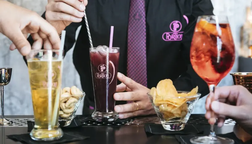 Un barista prepara una granita di caffè per bar, servita con stuzzichini.