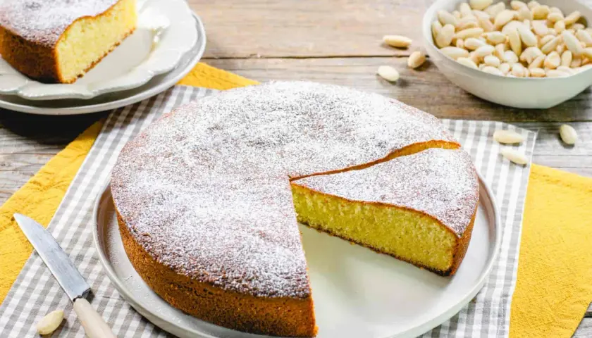 Torta soffice con farina di mandorle, spolverata di zucchero a velo, pronta per essere gustata.