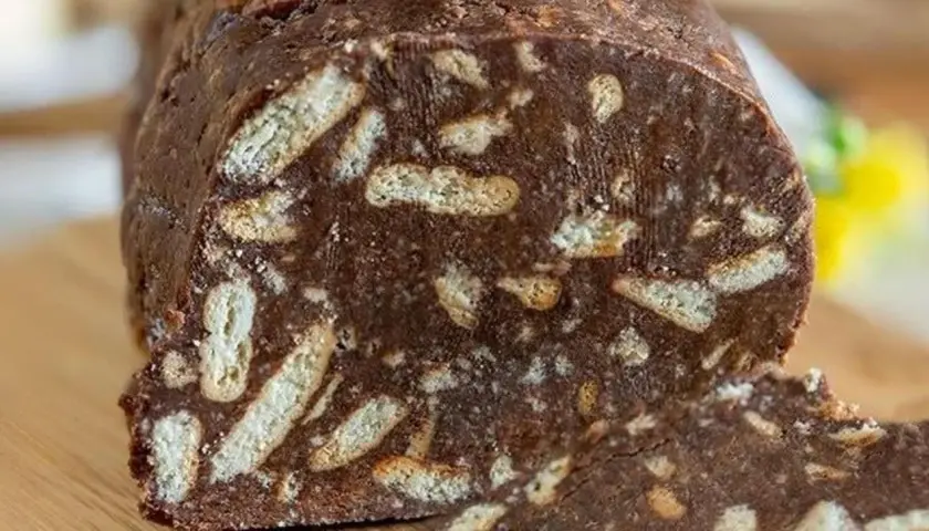 Fetta di salame al cioccolato, un dolce goloso con biscotti sbriciolati immersi in una crema al cacao.
