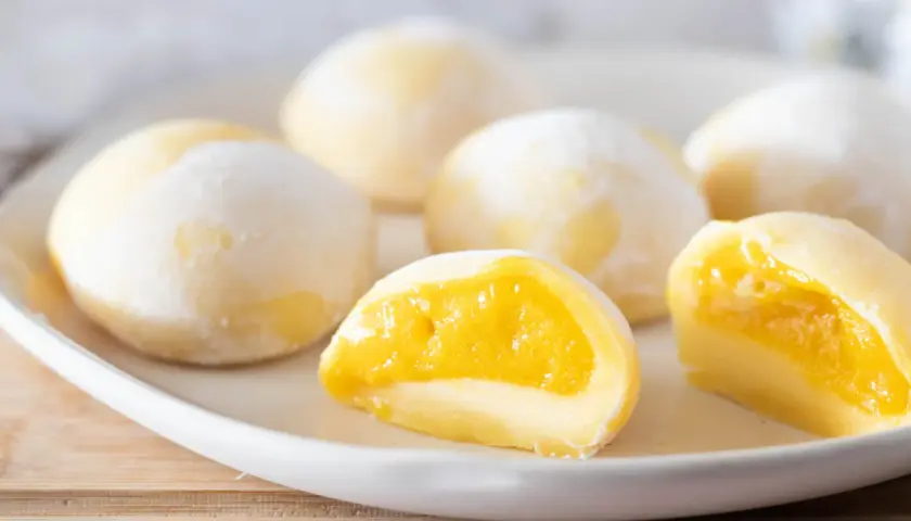Mochi ripieni di crema gialla, una deliziosa ricetta da provare.