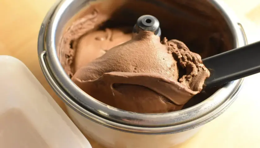 Gelato al cioccolato cremoso appena fatto con la gelatiera Koenig. Perfetto per le tue ricette!