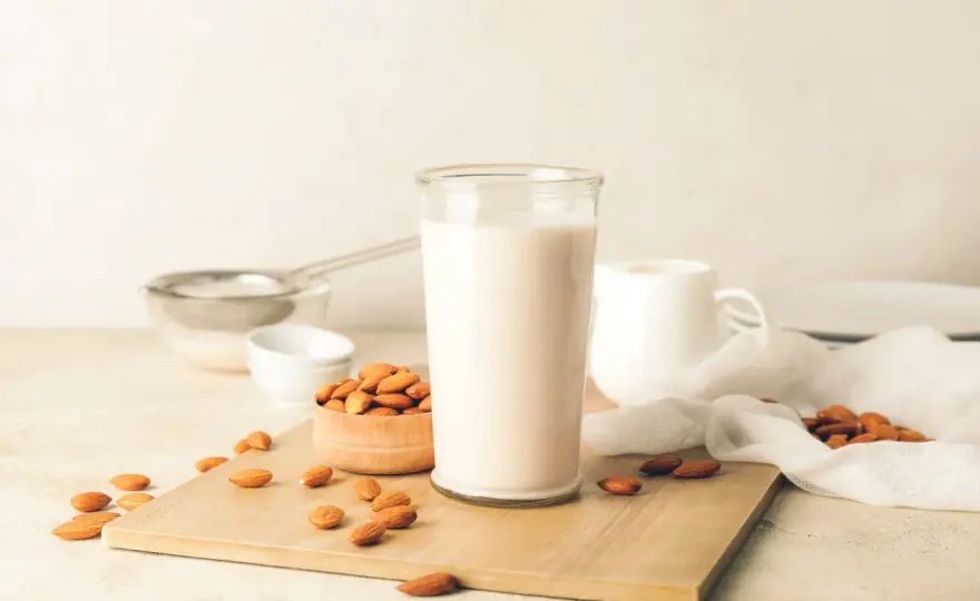 Latte di Mandorla Fatto in Casa - Ricetta Perfetta e Versatile