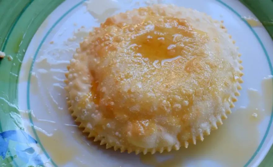 Dolci Sardi: Guida Completa a Seadas, Pardulas e Amaretti