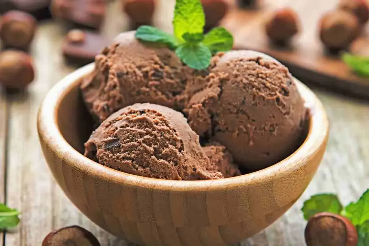 Coppette di gelato alla Nutella fatte in casa con il Bimby, guarnite con menta fresca e nocciole.