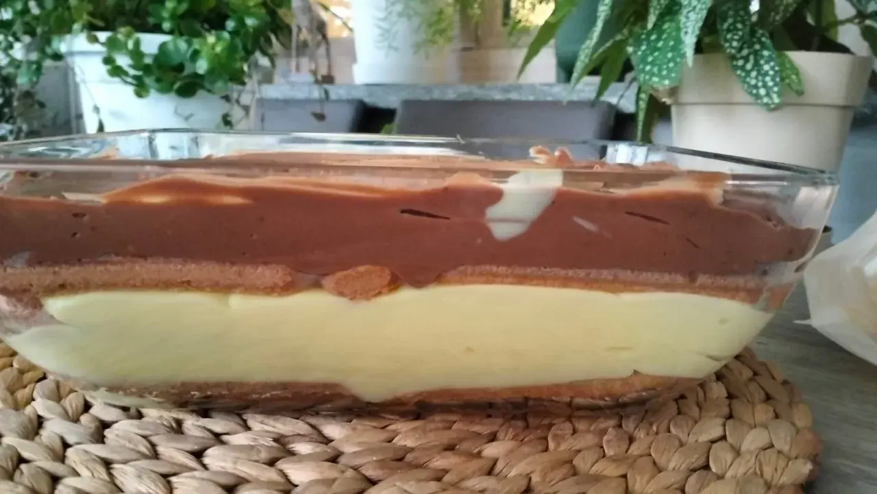 Strati golosi di crema zuppa inglese per farcire torte, con pan di Spagna e crema pasticcera al cioccolato.